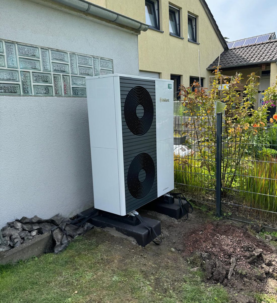 Vaillant Wärmepumpe mit Blockstufen-Fundament in Herzogenrath 1