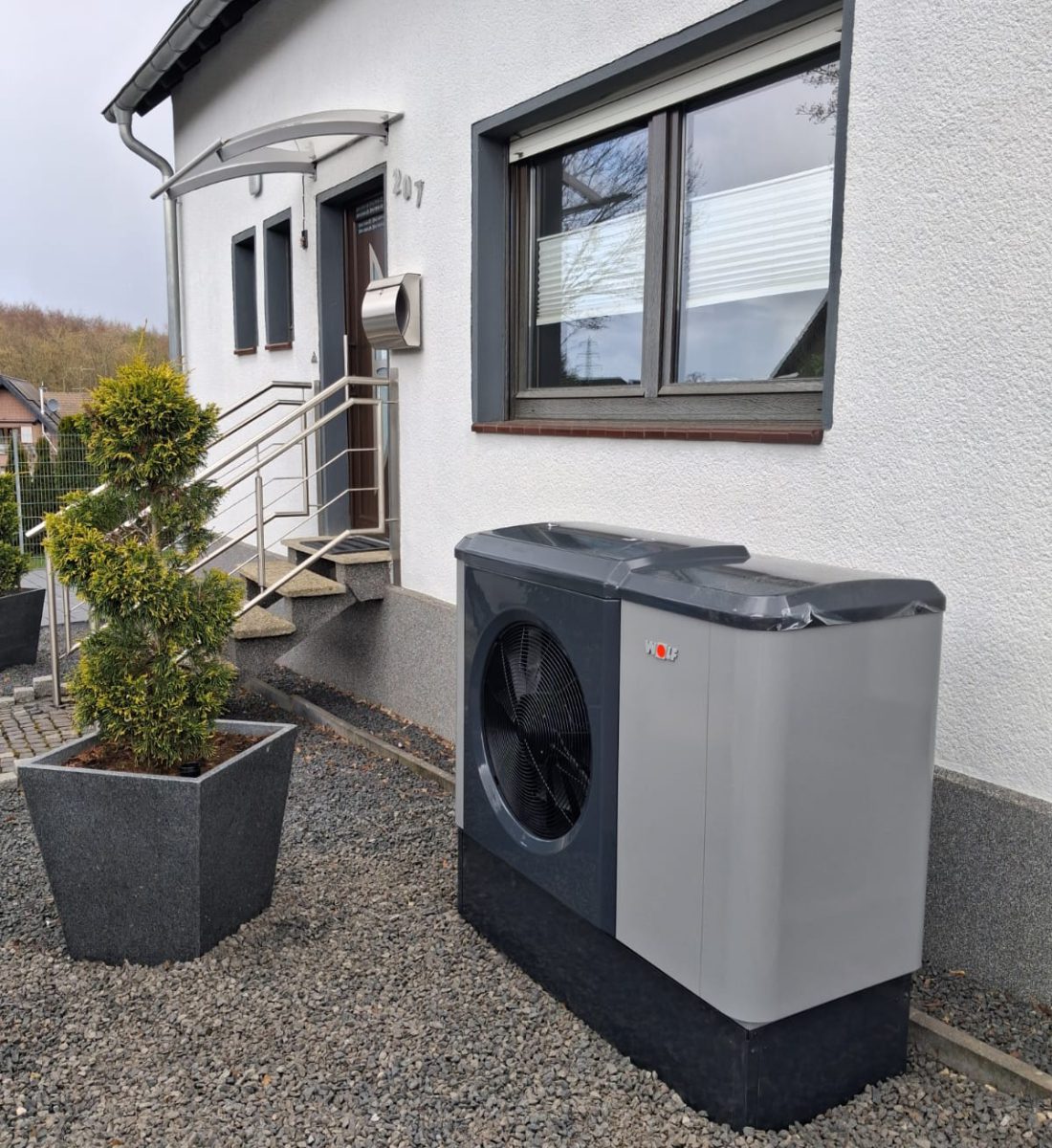 Wolf Wärmepumpe mit Bodenkonsole in Alsdorf 1
